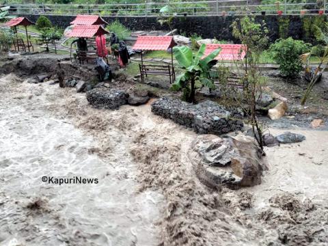 अविरल वर्षामा आएको बाढीले सर्दु खोलामा बनेका पार्कहरू क्षतिग्रस्त