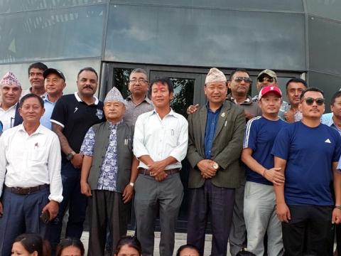 नगर प्रमुख साम्पाङलाई स्थानीय जनताले घेराउ गरी प्रहरी चौकी निर्माण गर्न सहमत गराए