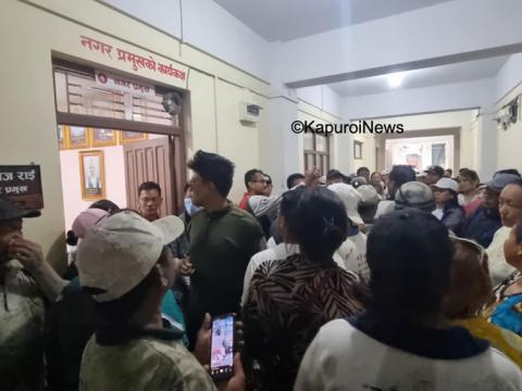 नगर प्रमुख साम्पाङ समर्थक श्रमदाताद्वारा उपमेयर बेघालाई आक्रमण प्रयास